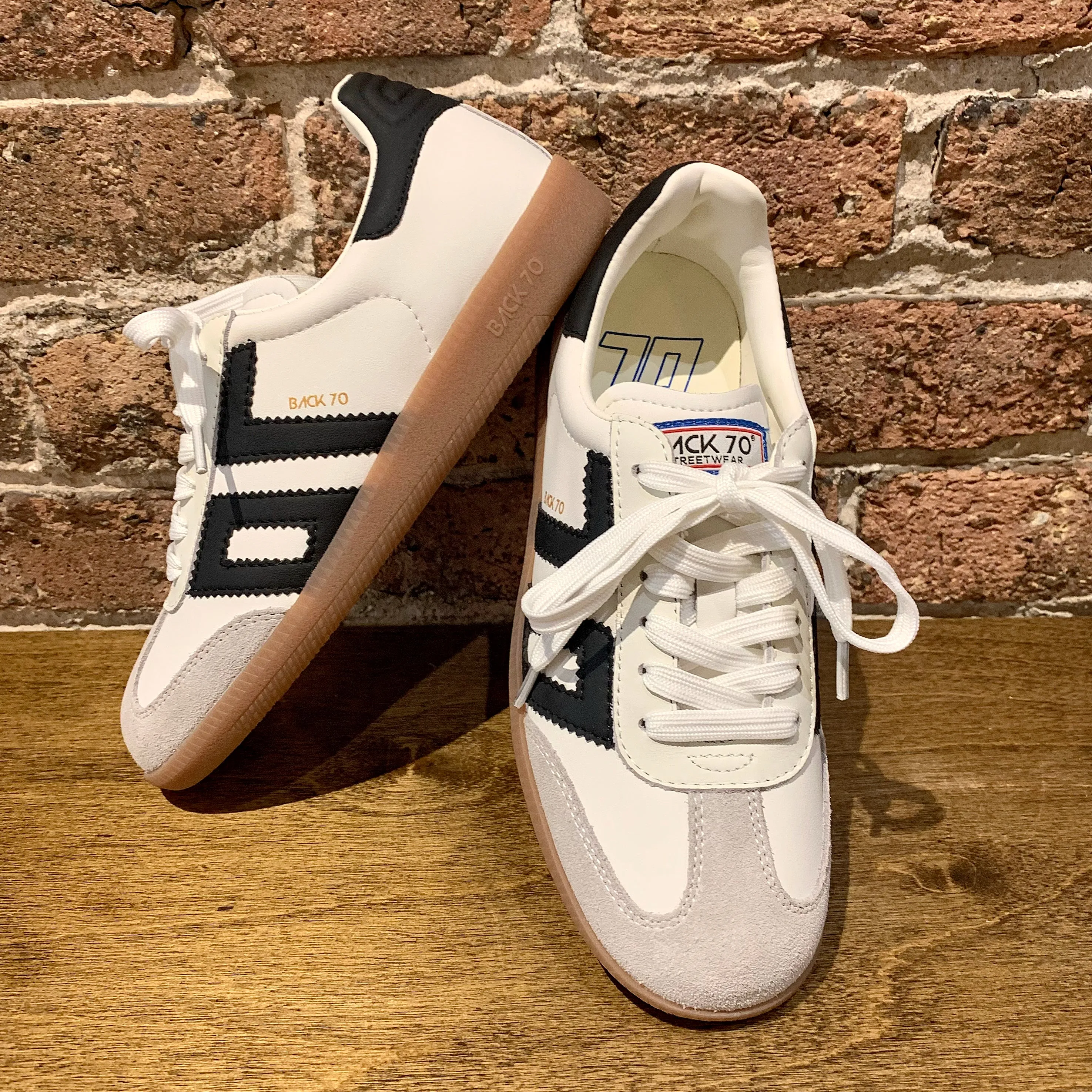 BACK 70 Cloud White Black