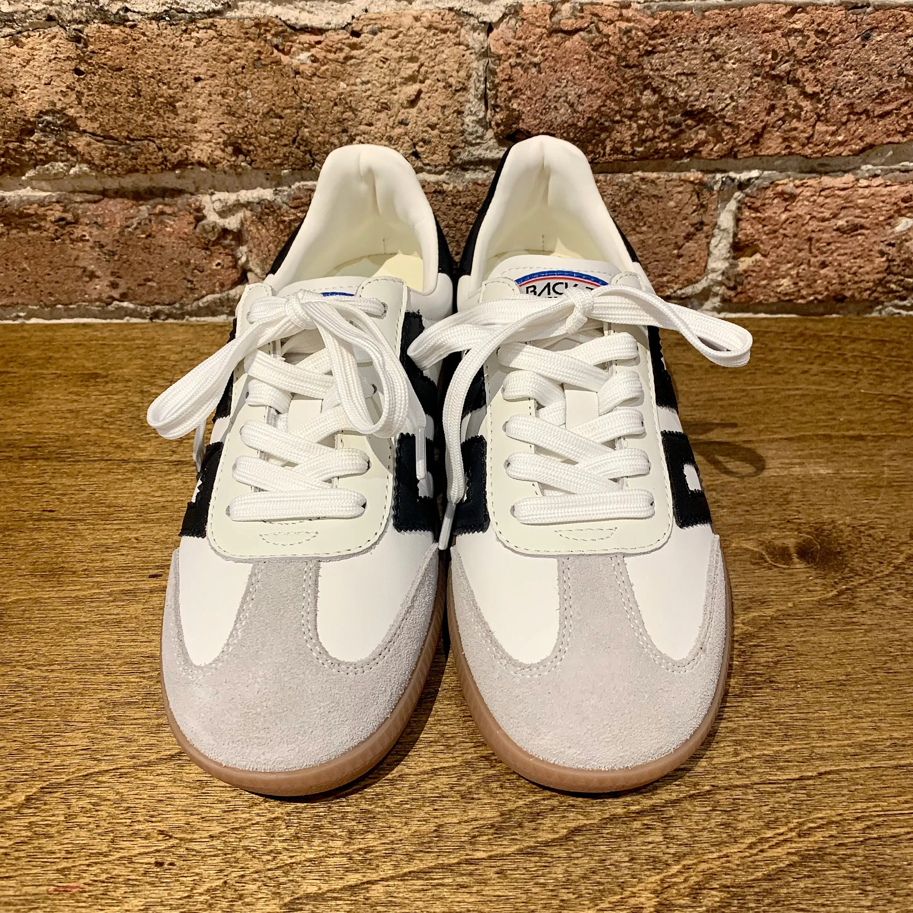 BACK 70 Cloud White Black