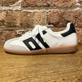 BACK 70 Cloud White Black